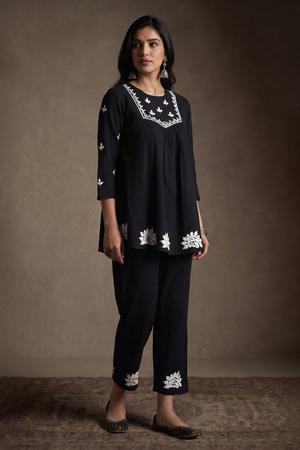 Vante – Hand-Embroidered Chikankari 2 Piece
