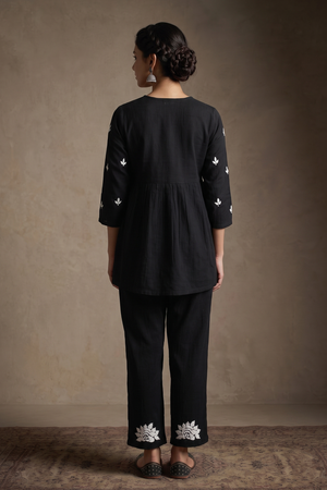 Vante – Hand-Embroidered Chikankari 2 Piece