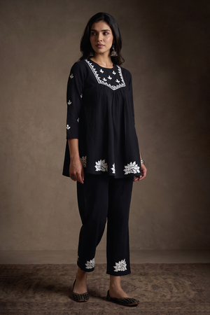 Vante – Hand-Embroidered Chikankari 2 Piece