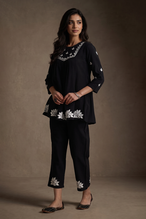 Vante – Hand-Embroidered Chikankari 2 Piece
