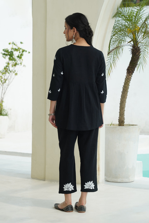 Vante – Hand-Embroidered Chikankari 2 Piece