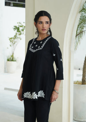 Vante – Hand-Embroidered Chikankari 2 Piece
