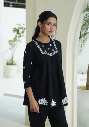 Vante – Hand-Embroidered Chikankari 2 Piece