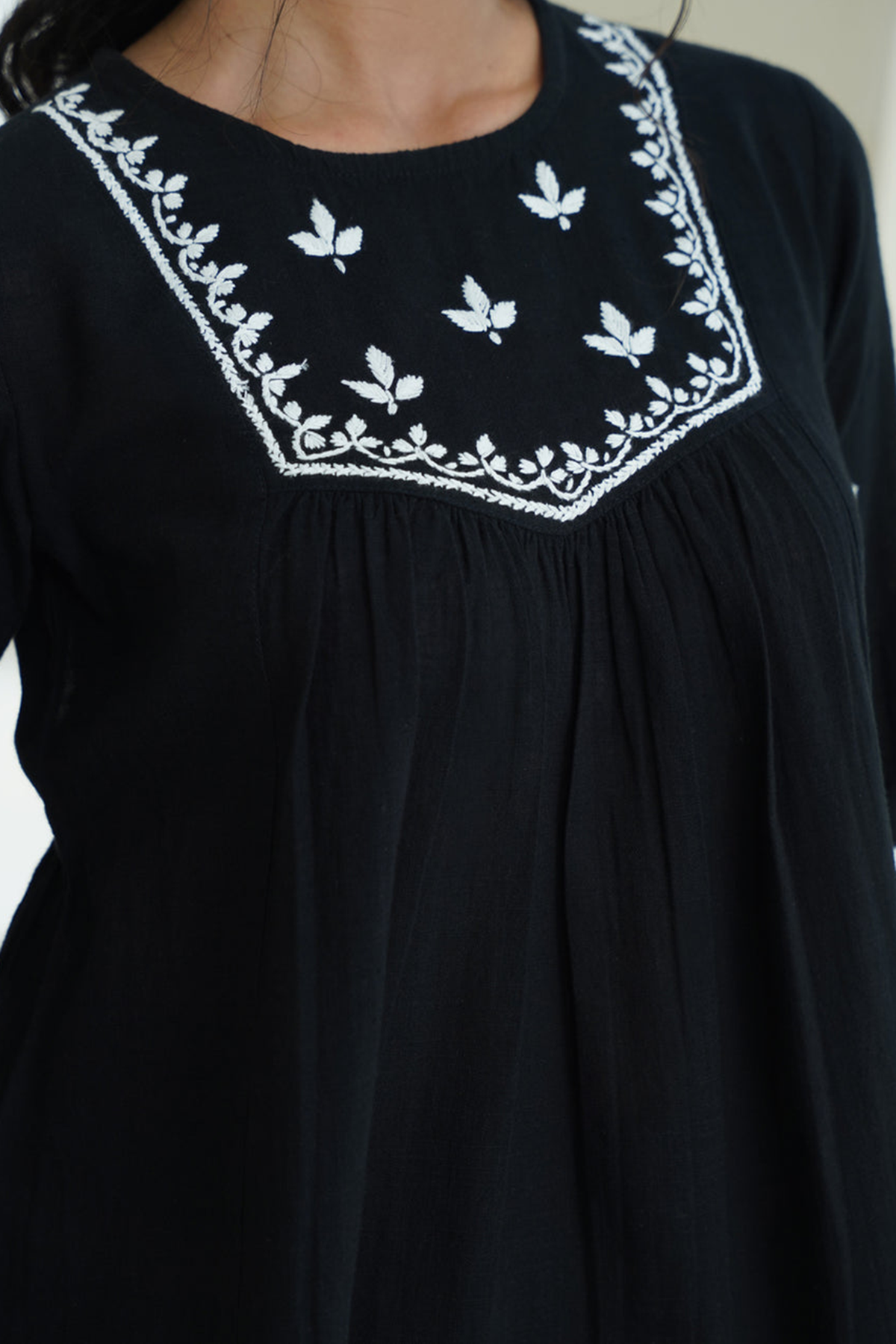 Vante – Hand-Embroidered Chikankari 2 Piece